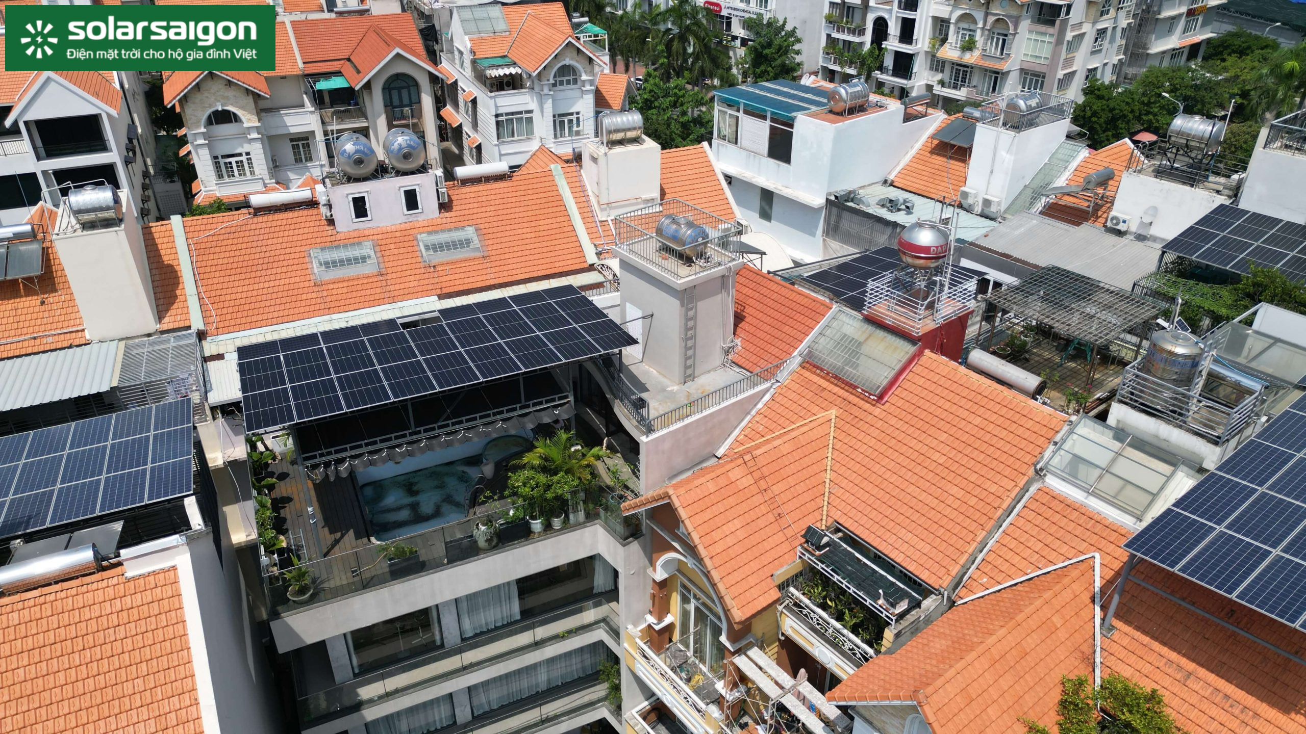 Thi công tấm pin mặt trời AIKO chuyên nghiệp