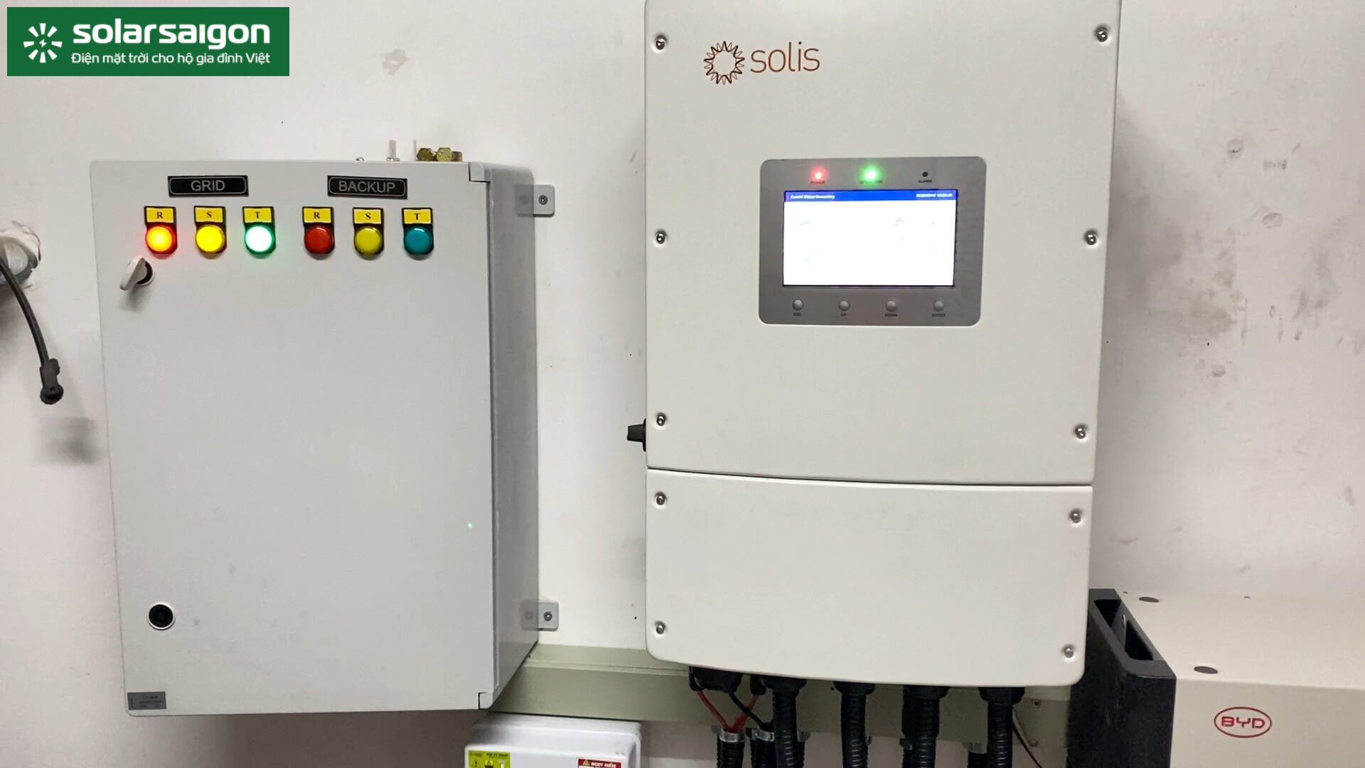 Đội ngũ kỹ thuật SolarSaigon lắp đặt điện mặt trời